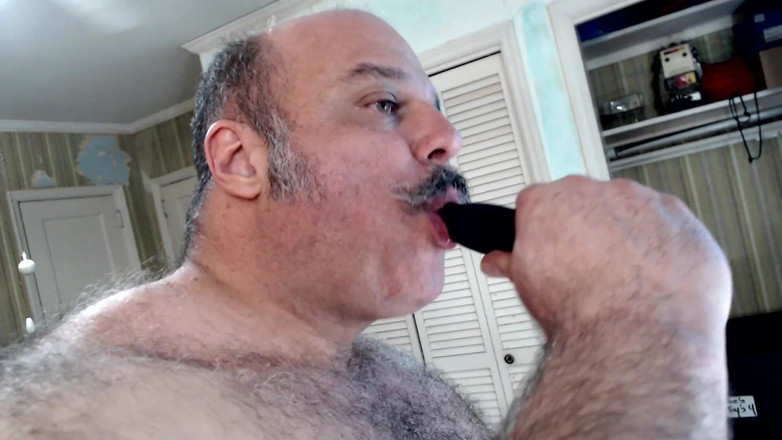 BullMuscleJoe: Bullmusclejoe menggunakan dildo kawan-kawannya untuk merasai pantatnya sendiri!