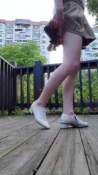 팅쉬안이 자위하러 나갔고 그녀의 다리에 사정했다