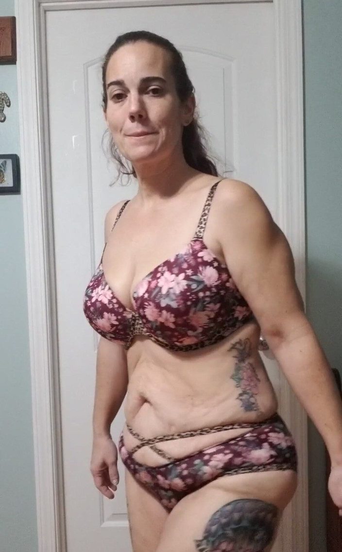 LittleSweetFeet: Experimentando um sutiã novo e calcinha ... flor... O que você...