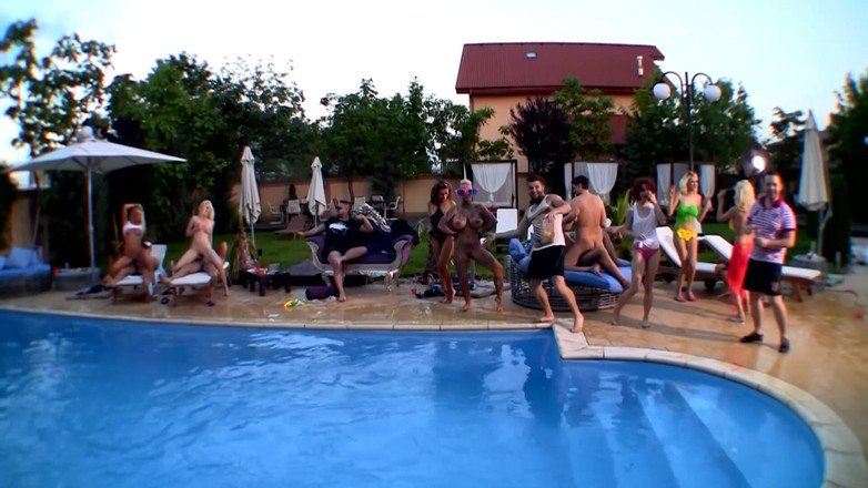 Big Boobs Babe: Venkovní DP orgie blonďaté holky Divoké šukání u bazénu