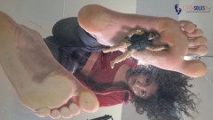 Czech Soles - foot fetish content: Богиня-великаншка топчется, вид на пол