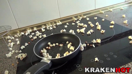 Krakenhot: Domácí kouření zábavná žena v domácnosti v kuchyni