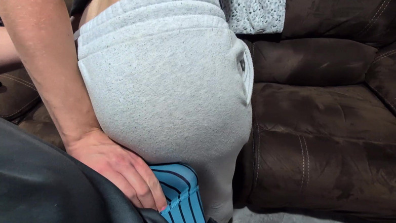 Mimiandevan: Gadis kulit putih menggoyangkan pantatnya ke pantatku dengan celana dalam