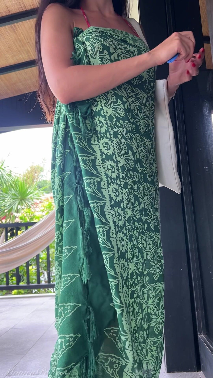 Princess Monica: Kıyafet değiştirme, striptiz, dans, açık havada teşhir, üstsüz yoga