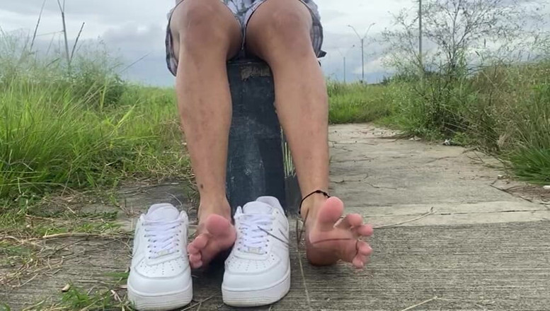 Mr Feet Colombia: Ayaklarım senin dinin. Ağzınla dua et.