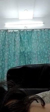 Iubita își expune și își presează țâțele pe un apel video