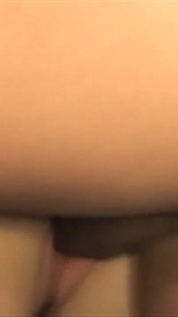 Mamă sexy brunetă cu țâțe mari moi adoră sexul anal și adoră să se fută cu spermă fierbinte