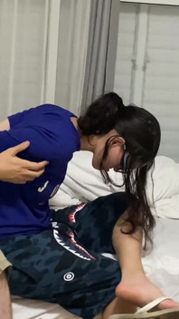 Miriam bị trói, cù và bú