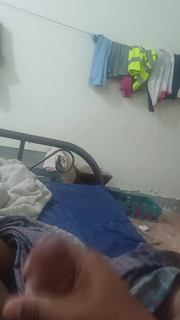 5 Large: Il Ragazzo Bangladese Musterbato Nella Sua Camera Da Letto.