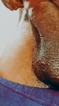 Non riesco a crederci che l'abbia fatto! Un grosso cazzo si masturba un grosso cazzo nero pt