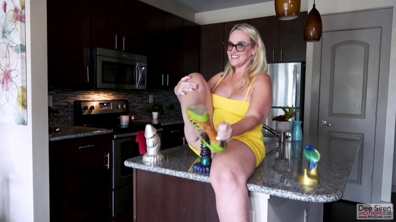 Siren XXX Studios: I miei nuovi giocattoli sessuali personalizzati in cucina