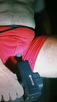 Komt klaar in slipje! Masturberen met een vibrator door rood slipje!