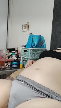 Binge pizza besar Nicole: Belly Bursting Bliss