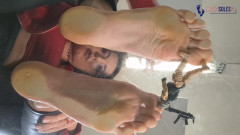 Czech Soles - foot fetish content: Reuzin godin vertrappend vloerzicht