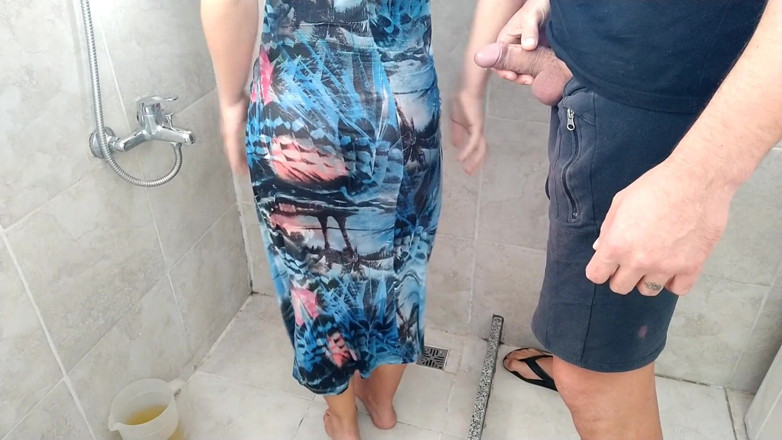 April BigAss: Piscio bagno, il patrigno Riempie il 5 litri. La riempiiamo insieme!!!