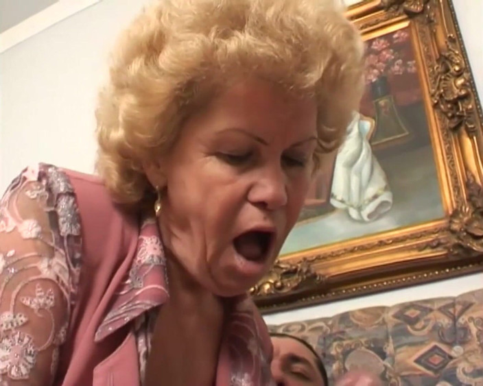 Mature Climax - 100% Mature Videos: Грудастую горячую бабулю в чулках трахает большой член