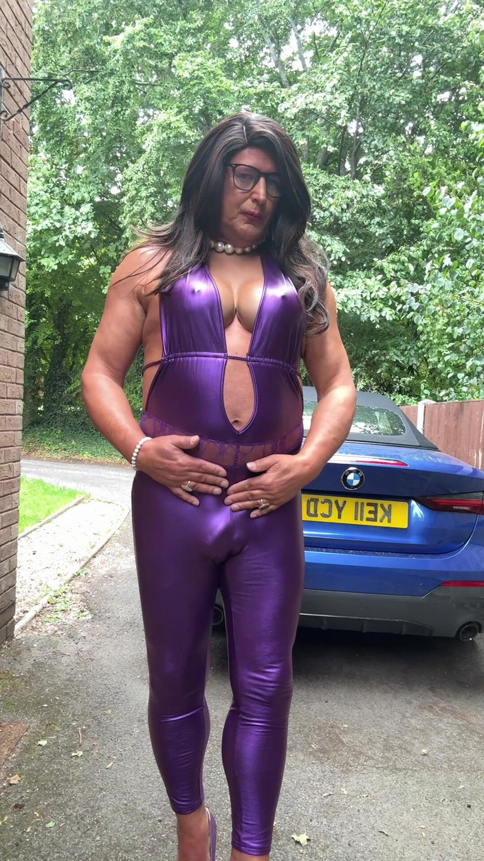 Kelly CD 2022: La sexy travestita kellycd2022 in tuta da Pvc viola e...