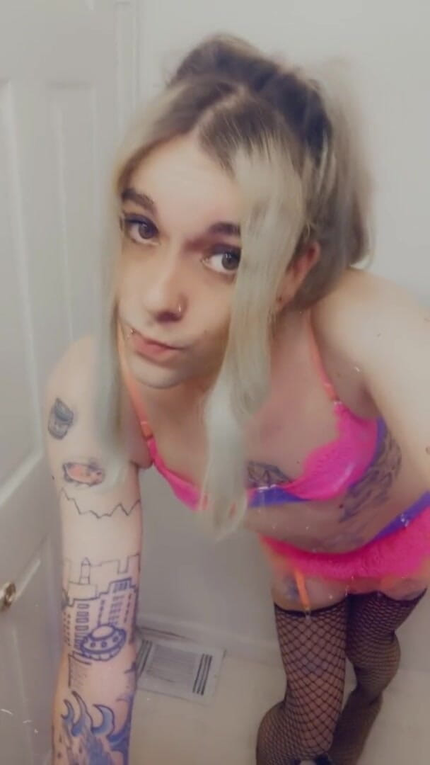 CarmenMelatonin: Pretty pink babe wants to play
