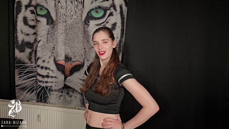 Zara Bizarr: La cheerleader si diverte con le palle con pantofole in...