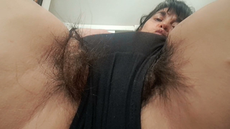 Mommy big hairy pussy: MILF mit schmutzigen Höschen