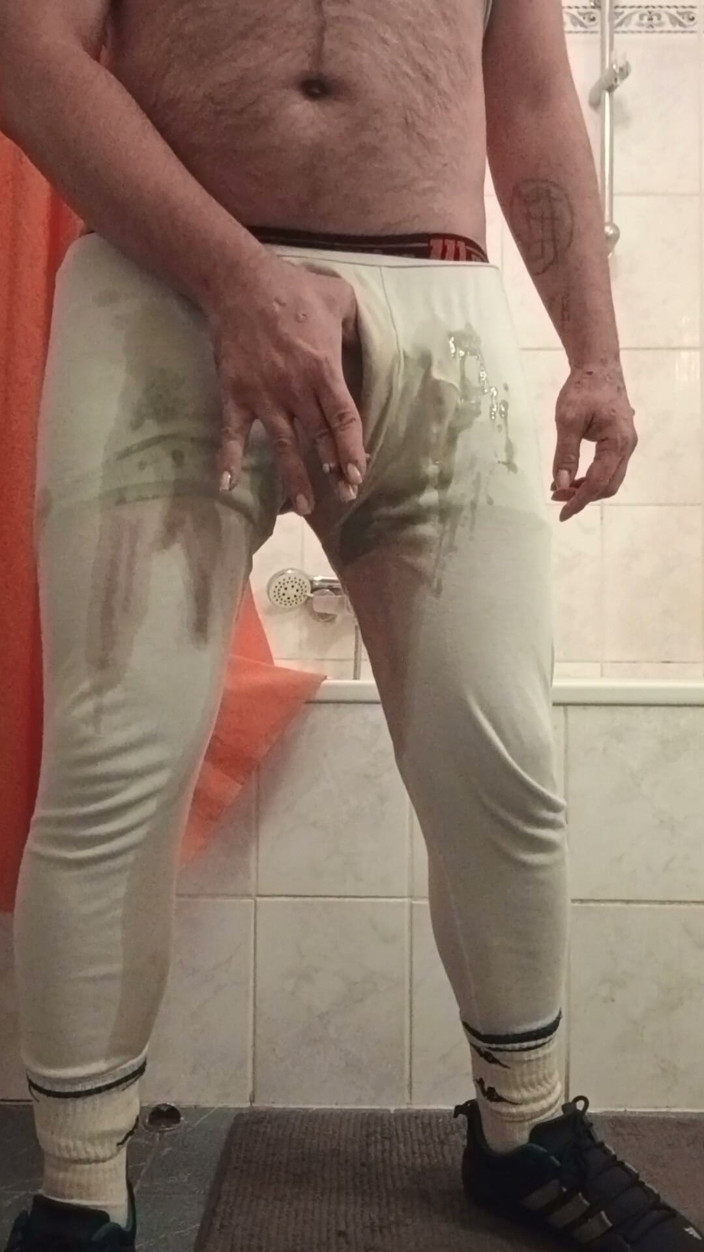 SmokedAlloy2: Sale-jb complètement en colère dans les toilettes. Sous-vêtements et chaussettes
