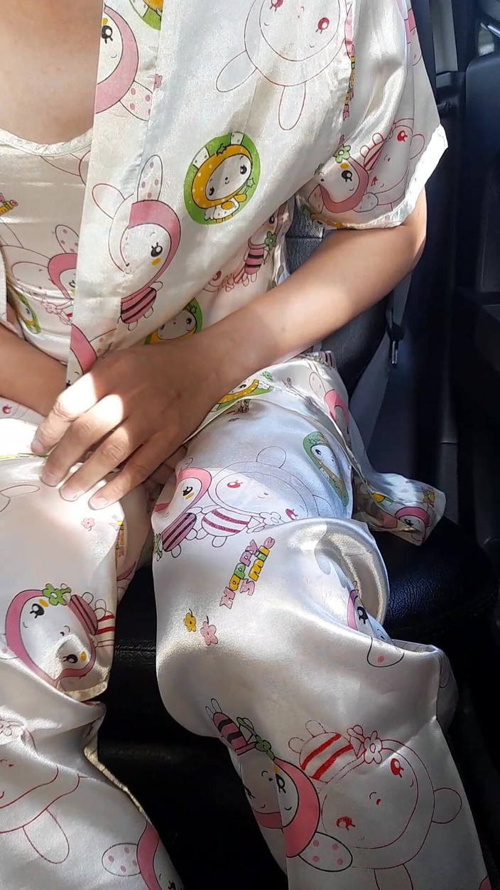 Naomisinka: Travestito e sborra dentro pigiama di raso con set di...