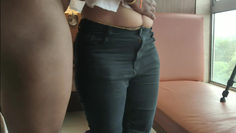 Riya Naidu: 秘书 riya 为升职给老板口交