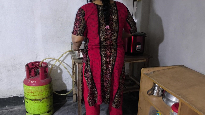 SAFI TV: Dì kế của tôi đang nấu ăn nên tôi đã ôm cô ấy và bắt đầu đụ...