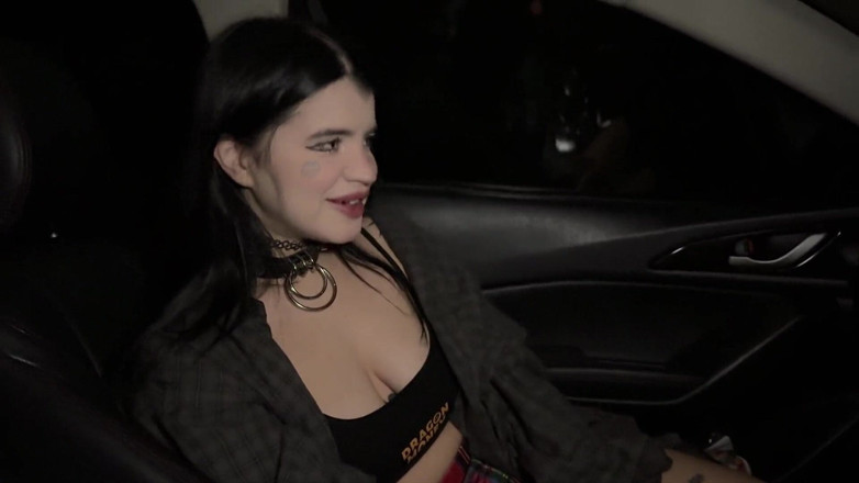 SkinLovers: La ragazza alt decise di allargare i suoi buchi bagnati...