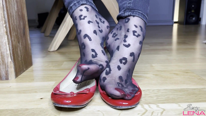 Goddess Lena: Cum on ballerina nylon feet