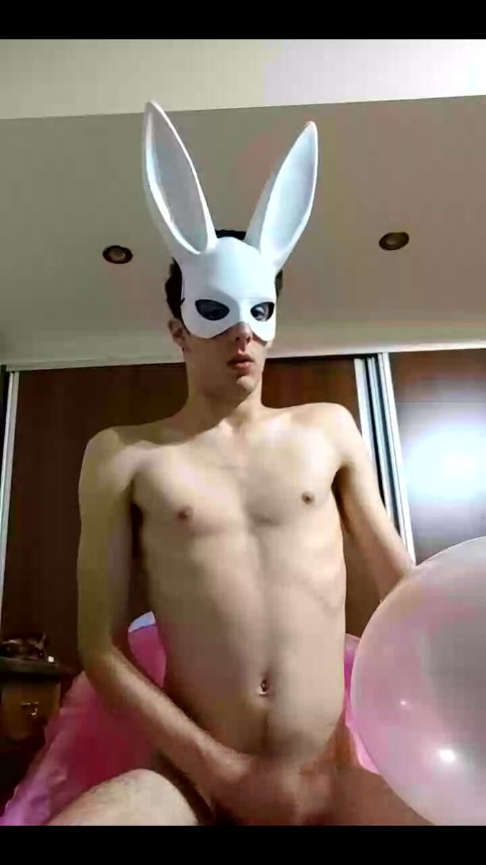 Floatie Boy: Bunny Looner смокче свій надувний рожевий стілець і велику прозору повітряну кульку під час мастурбації на потоці