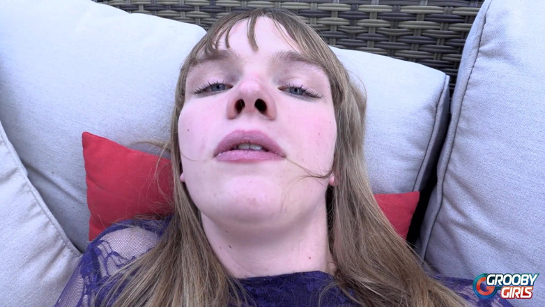 Grooby Girls: Lily Petals škrtí a stříká