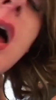 Italská amatérka doma s výstřikem do pusy vzrušující