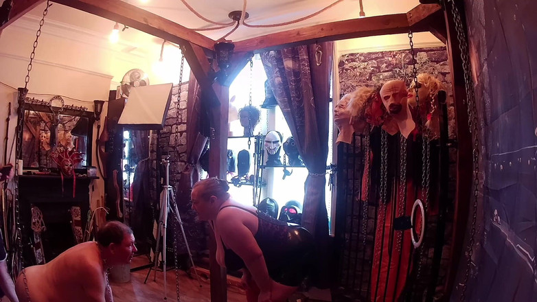 Aaexperiencesltd: Část 1: Domina Satana, Medvěd Lanitsa a jejich nová hračka Daisy.