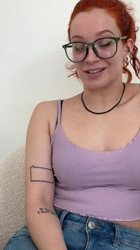 La moglie ha imposto la femminilizzazione: ormoni, rimozione delle palle, trucco permanente, riduzione del pene e altro ancora!