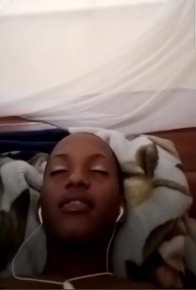 Me and my new slut: Ebenová nadržená dívka masturbuje se svým přítelem na videohovoru, ona...