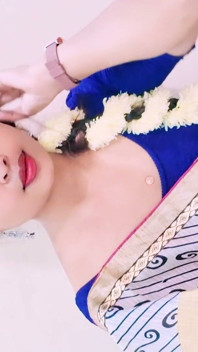 Fată frumoasă desi cu față clară în bluză albastră cu un aspect seducător sexy