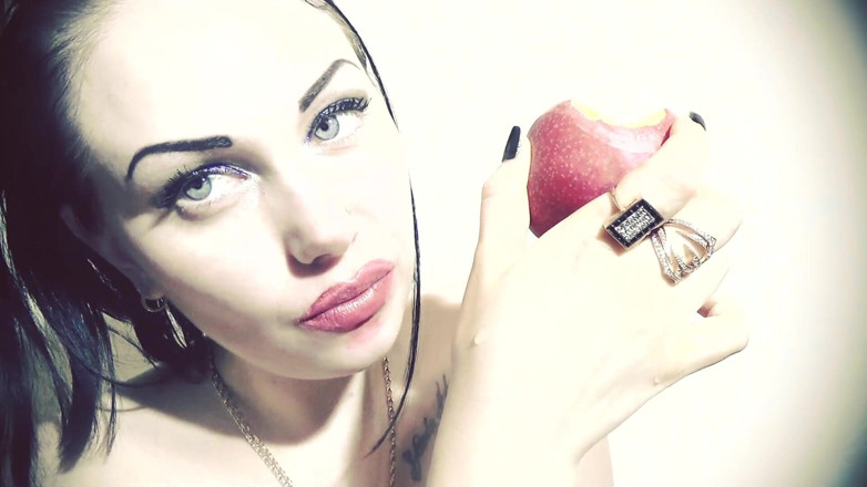 Goddess Misha Goldy: Bibir pink seksi &amp; juisy apple