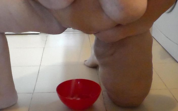 Sex hub couple: Jen is pissing into a red bowl in the kitchen