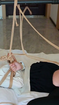 Moje bosá přítelkyně visela na tyči a hrála si bosýma nohama