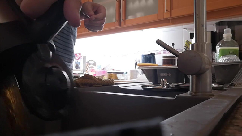 Rafael Torreano: Poranny sikanie do zlewu kuchennego