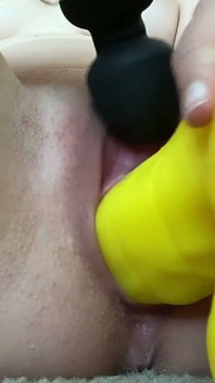 På nära håll orgasmer med tjock gul dildo