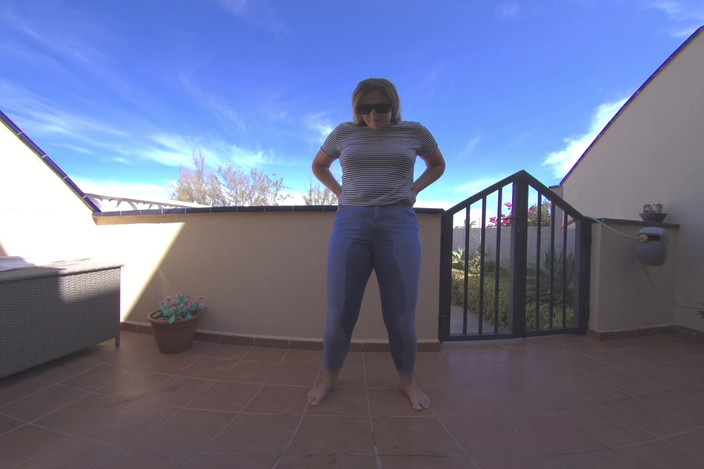 VR Sunshine: Seluar jeans luar yang terdesak basah Kencing