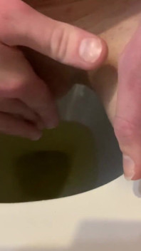 Ella hace pis en el baño hermosa lluvia dorada en el baño