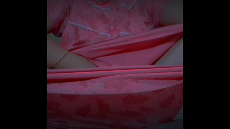 TricolorMusic3: Roztomilá švagrová uklidňuje své vzrušení hladováním její sexy kundičky