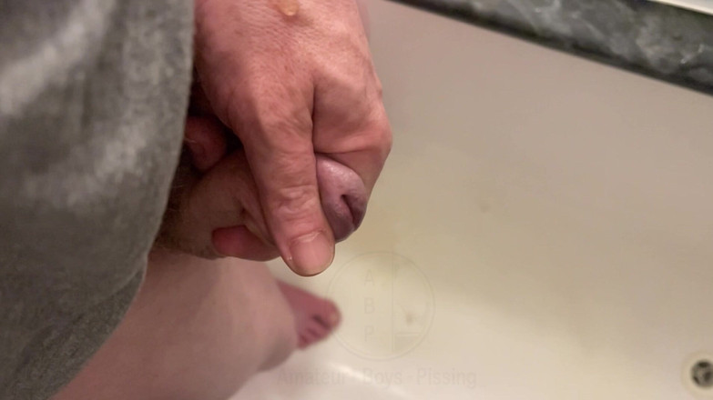 AmateurBoysPissing: Amateur Boy Pissing, with Close-up and Good Quality Slow Motion...