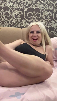 Šukej moje krásná a tvrdá prsa! Nejprve hodně plivem na kozy a pak je ošukám!