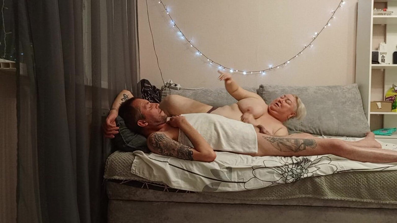 Zona901: La vicina fa un pompino profondo e ingoia sperma