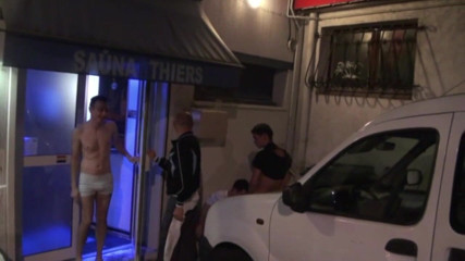 EXHIB BOYS: Дивовижна ризикована виставка з твінком на вулиці в Бордо