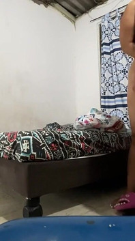 Cuplu care face sex pe patru persoane cu adevărat făcute în casă îi place lui Lae călcă pe cap